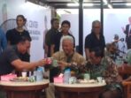 Ganjar-Mahfud Menikmati Pecel dan Mengonsumsi Jamu Setelah Melakukan Pemeriksaan Kesehatan