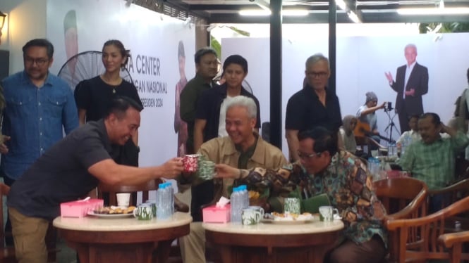 Ganjar-Mahfud Menikmati Pecel dan Mengonsumsi Jamu Setelah Melakukan Pemeriksaan Kesehatan