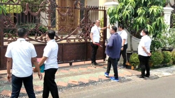 Polda Metro yang Dipimpin Kombes Ade Safri Melakukan Penggeledahan di Rumah Firli Bahuri di Bekasi