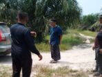 Kebun Sawit Dilihat oleh Kapolsek di Riau saat Membawa Tahanan Korupsi Keluar dari Sel