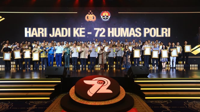 Divisi Humas Polri Mendapatkan 2 Hadiah dari Kapolri