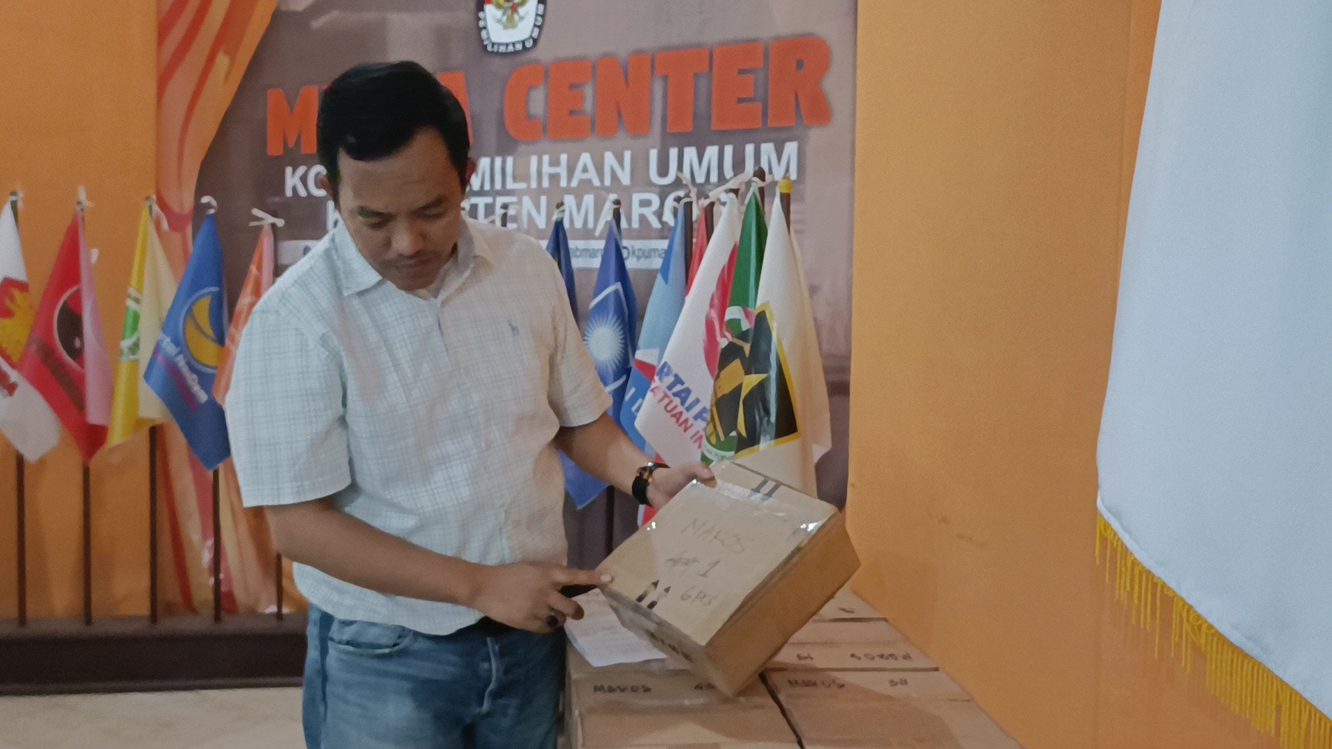 Kesepuluhnya Judul ini: “Ratusan Botol Tinta Rusak Ditemukan saat Logistik Pemilu 2024 Tiba di Maros oleh KPU”