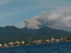 Erupsi Gunung Dukono di Maluku Utara Mengakibatkan Lontaran Abu Vulkanik ke Arah Barat