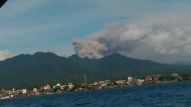 Erupsi Gunung Dukono di Maluku Utara Mengakibatkan Lontaran Abu Vulkanik ke Arah Barat