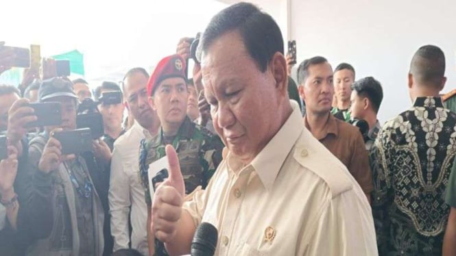 Prabowo Memberikan Tanda Jempol pada Jenderal Agus Subiyanto sebagai Calon Panglima TNI