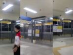 Atap Bangunan Penghubung Stasiun Cawang LRT Jabodebek Runtuh Akibat Curah Hujan yang Tinggi