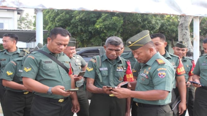 Apa yang Terjadi saat HP Prajurit TNI di Lombok Tengah Dicek?