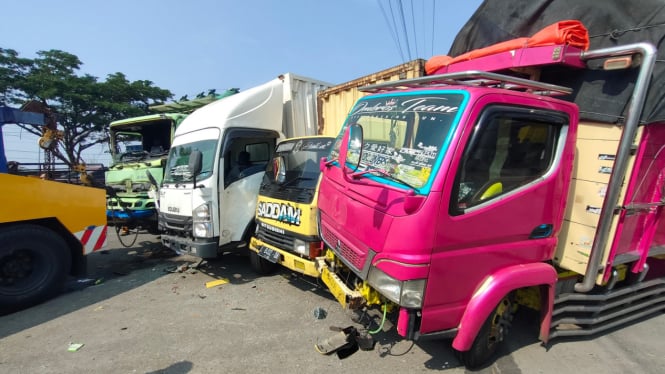 Tabrakan Beruntun di Jalan Pantura Cirebon Melibatkan 6 Truk dan Menyebabkan 2 Orang Terluka