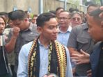 Gibran Memperlihatkan Foto Wisuda dan Membeli Tiket Pesawat ke Universitasnya bagi Menepis Tudingan Ijazah Palsu