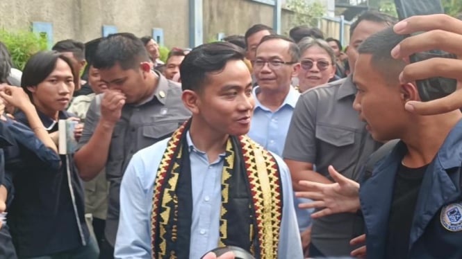 Gibran Memperlihatkan Foto Wisuda dan Membeli Tiket Pesawat ke Universitasnya bagi Menepis Tudingan Ijazah Palsu