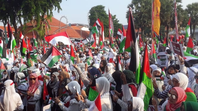 Ribuan Orang Tidak Mampu Menghadiri Acara Bela Palestina di Surabaya, Namun Tetap Memberi Dukungan dengan Berdonasi dan Berbagi Semangka