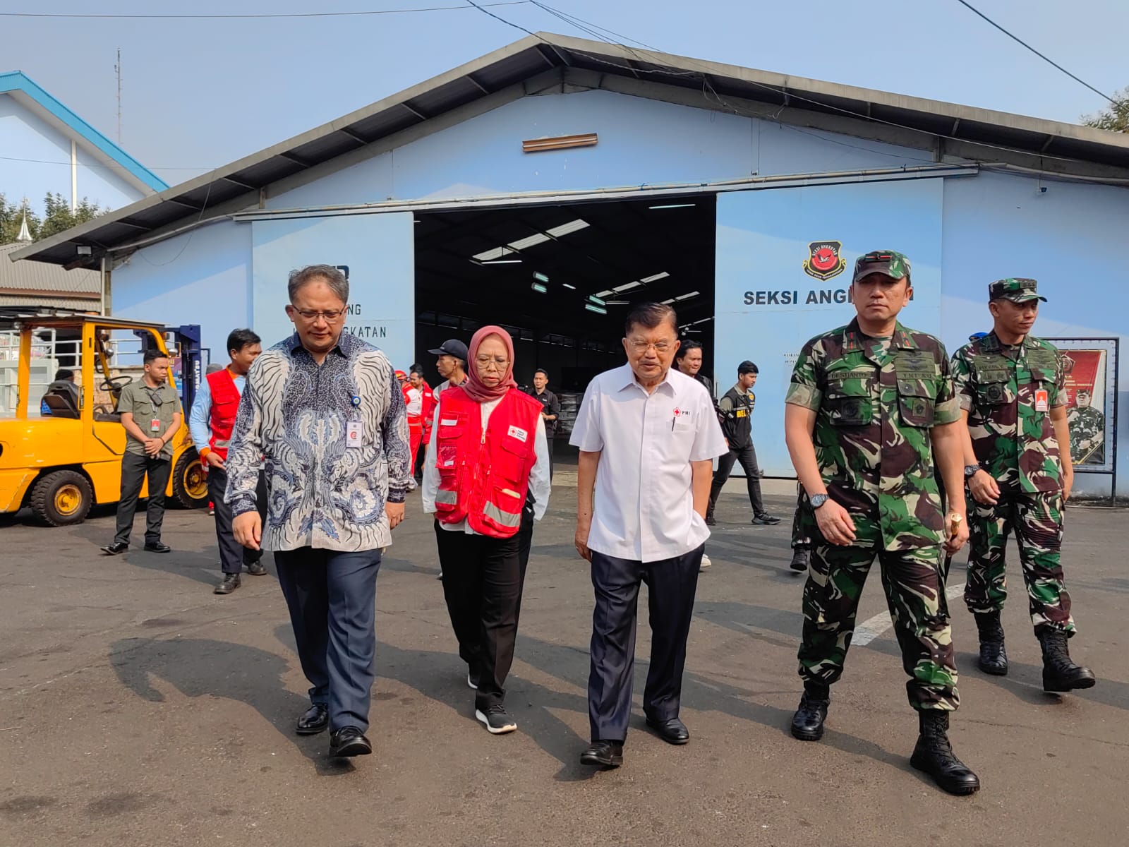 Jusuf Kalla Melihat Bantuan PMI untuk Palestina di Halim Perdana Kusuma