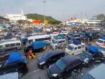 Diperkirakan sekitar tiga juta kendaraan akan melintasi Tol Tangerang-Merak selama libur Natal dan Tahun Baru