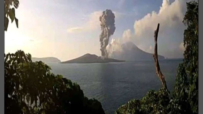 Gunung Anak Krakatau Meletus Kembali dengan Debu Mencapai 700 Meter