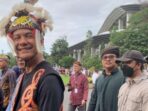 Ganjar Pranowo Mengenakan Baju Dayak Saat Menghadiri Nitilaku Dies Natalis UGM ke-74