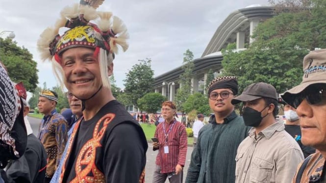 Ganjar Pranowo Mengenakan Baju Dayak Saat Menghadiri Nitilaku Dies Natalis UGM ke-74