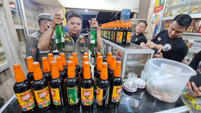 1.139 Botol dan Kaleng Minuman Beralkohol Disita di Warung Sembako Tangsel menjelang Malam Tahun Baru