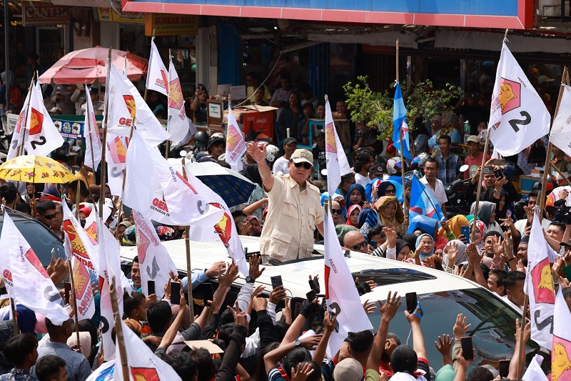 Penduduk Pasar Padang Diberi Kaos oleh Prabowo, Berdoa untuk Presiden 2024