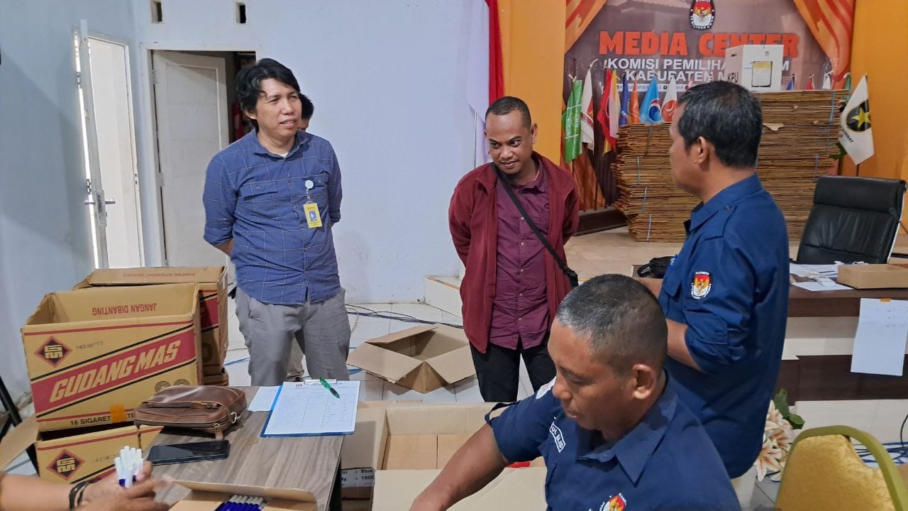 Bawaslu Maros Memantau Proses Sortir dan Pengepakan Logistik Pemilu 2024