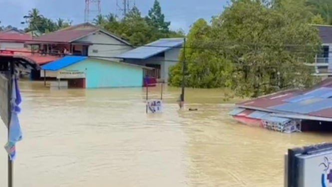 500 Kepala Keluarga Mengungsi karena Banjir Mencapai Atap Rumah di Kapuas Hulu