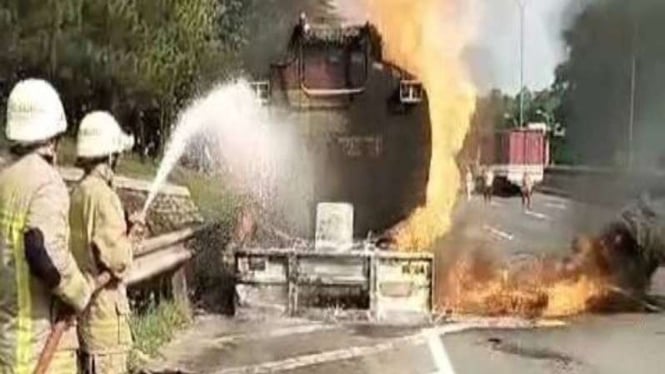 Truk Tangki Mengangkut Methanol Terbakar di Jalan Tol Tangerang-Merak