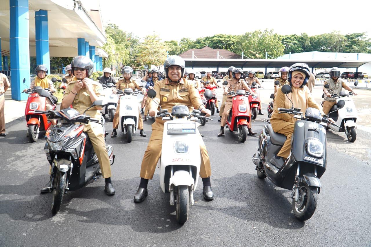 23 Lurah di Kabupaten Maros Menerima Kendaraan Listrik Randis Motors