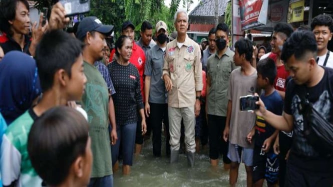 Ganjar Basah-basahan Memenuhi Korban Banjir di Grobogan