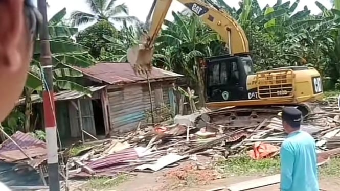 Keluarga yang Melibatkan Remaja sebagai Pembunuh Sekeluarga di Penajam Paser Utara Diusir dari Kampung dan Rumah Mereka Dihancurkan