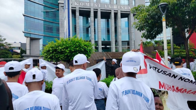 Direktur PT SRM Dibebaskan dari Tuntutan Pertambangan setelah Massa Menggeruduk Komisi Yudisial