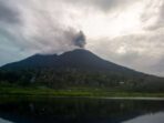 Erupsi Gunung Marapi Mengakibatkan Hujan Abu Vulkanik dan Gangguan Penerbangan