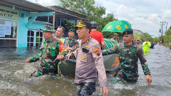 Kompol Rismanto Memimpin Evakuasi Banjir di Semarang dan Mengantarkan Jenazah Nenek Romlah ke Pemakaman