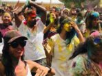 Warga Lokal dan Turis India Merayakan Festival Warna Holi di Bali