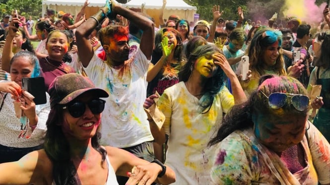 Warga Lokal dan Turis India Merayakan Festival Warna Holi di Bali