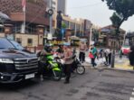 Polisi Bersama Wartawan Berjaga di Lampu Merah, Membuat Pengendara Senang