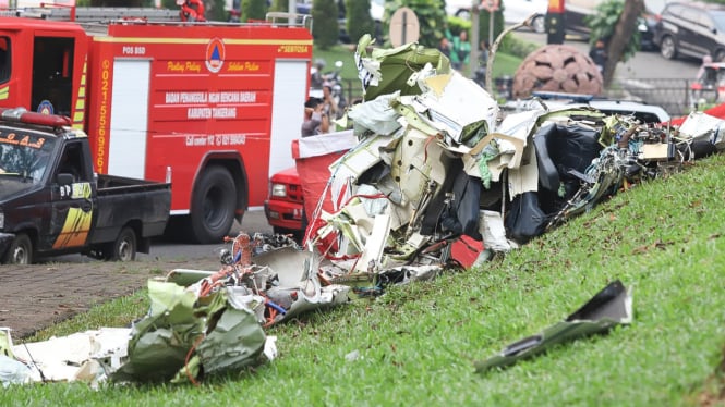 Puing Pesawat yang Terguling di BSD Diangkut oleh Dua Kendaraan Berat