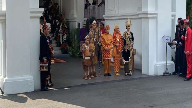 Tatanan Busana Tradisional Wapres Ma’ruf Amin dan Istri pada Hari Ulang Tahun ke-79 Republik Indonesia