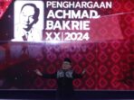 Imron Tirukan Suara Soekarno di Acara Penghargaan Achmad Bakrie XX 2024 oleh Sastrawan D. Zawawi