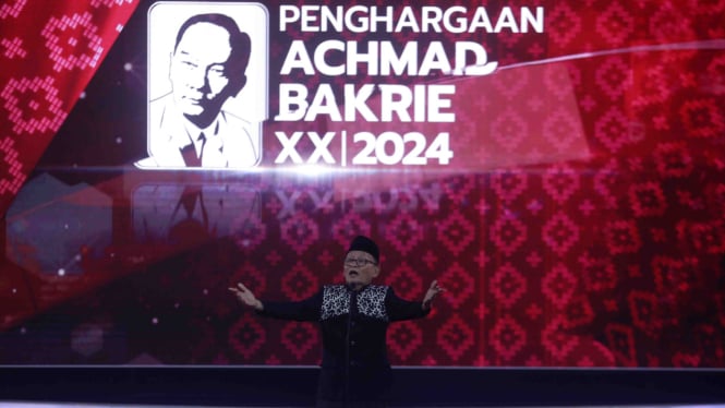 Imron Tirukan Suara Soekarno di Acara Penghargaan Achmad Bakrie XX 2024 oleh Sastrawan D. Zawawi