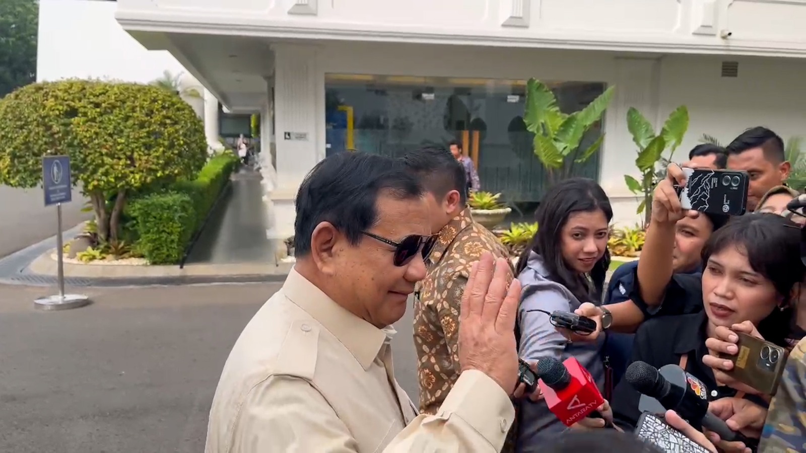 Meeting President Jokowi, Prabowo Subianto Reports on European Visit