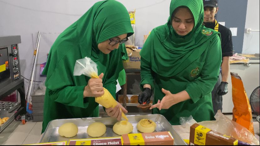 Persit KCK Ranting Pomdam Sedang Belajar Membuat Roti