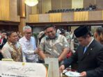 Mentan Memberi Tumpeng ke Chaidir Syam Saat Hari Pertama Kembali Berkantor