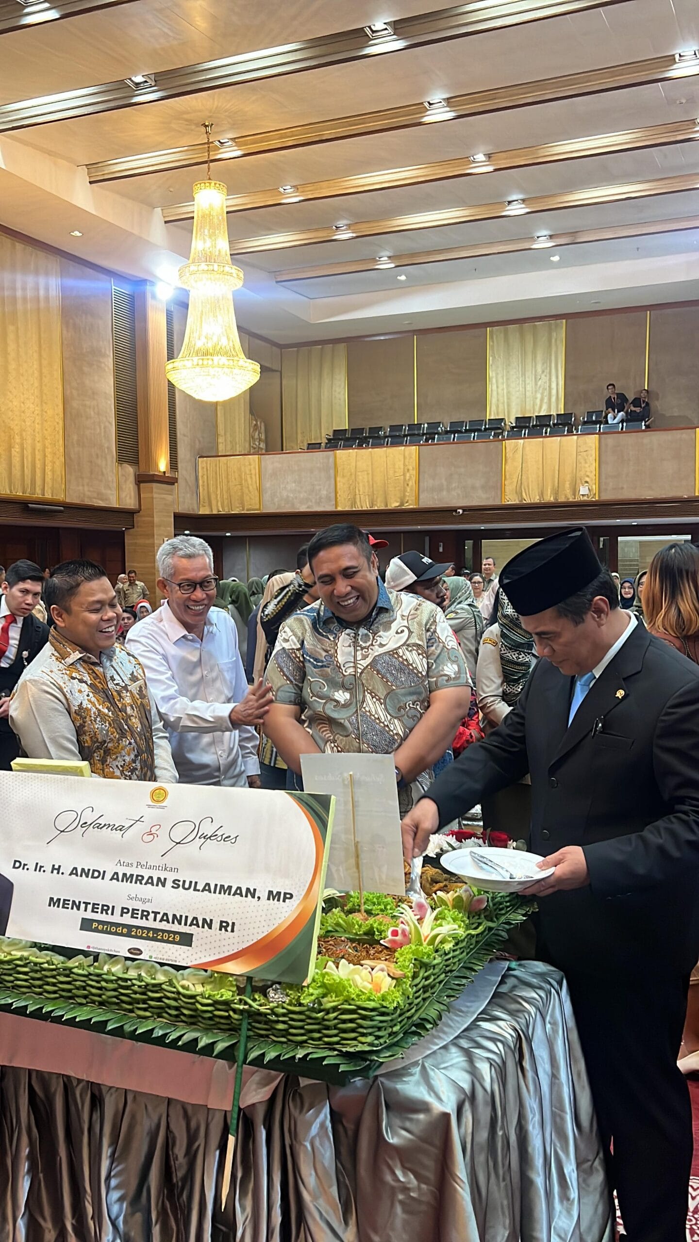 Mentan Memberi Tumpeng ke Chaidir Syam Saat Hari Pertama Kembali Berkantor